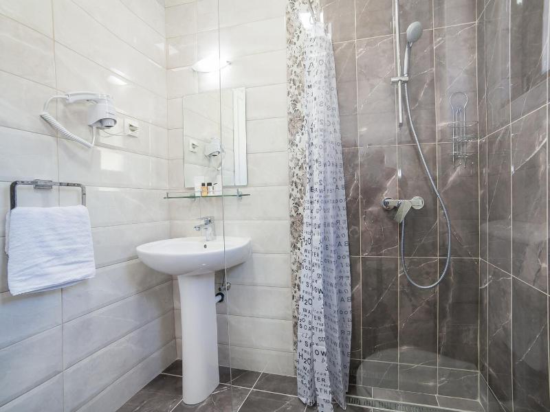 Luxury One Bedroom Apartment image 3