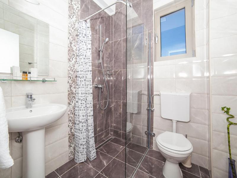 Luxury One Bedroom Apartment image 2
