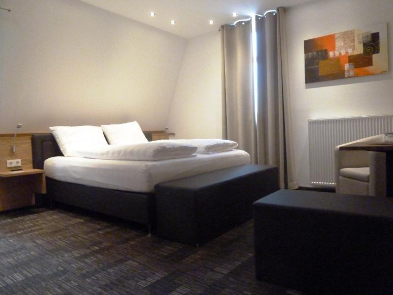 Double Room image 3
