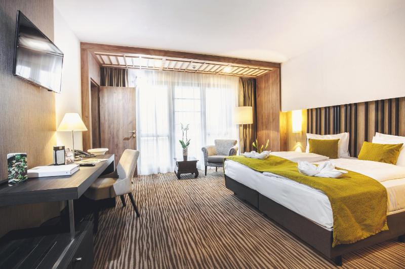 Premium Room with Balcony image 3