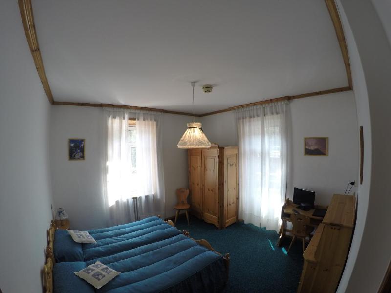 Twin Room with Bathroom image 2