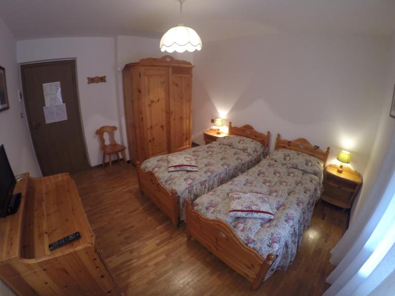 Twin Room with Shared Bathroom image 2