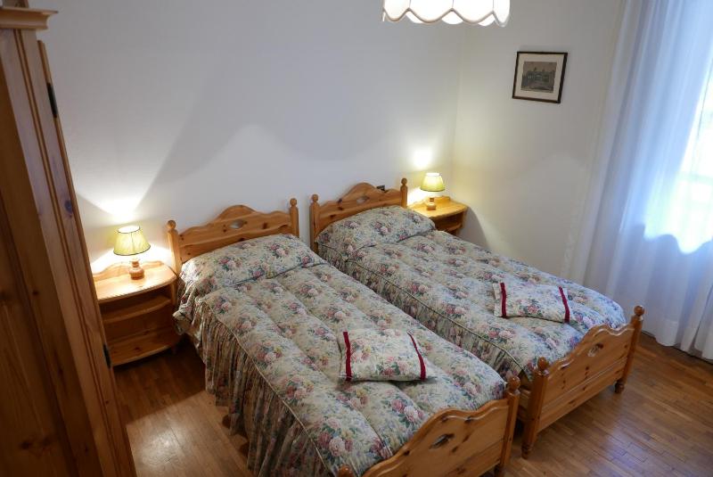 Twin Room with Shared Bathroom image 3