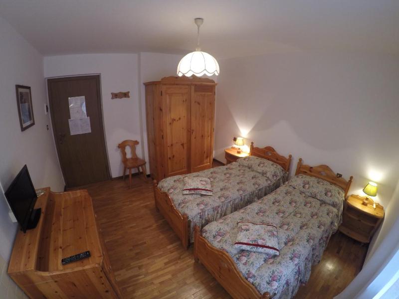 Twin Room with Shared Bathroom image 4