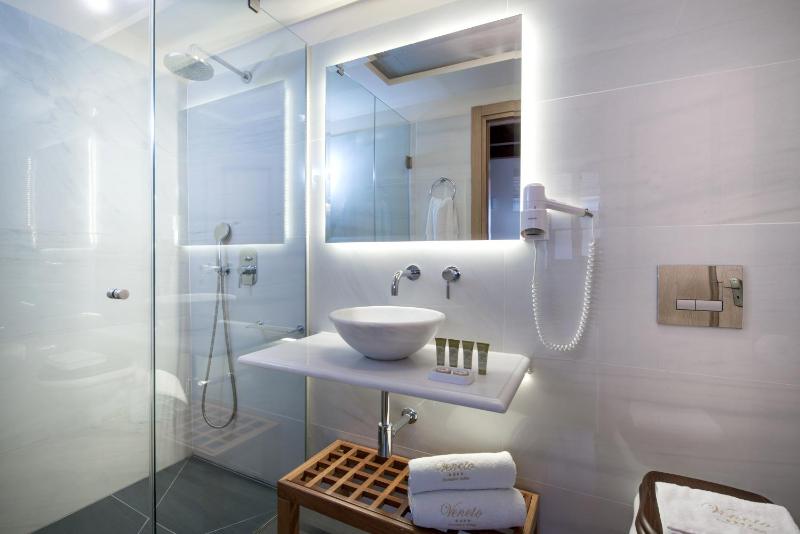 Deluxe Suite image 4