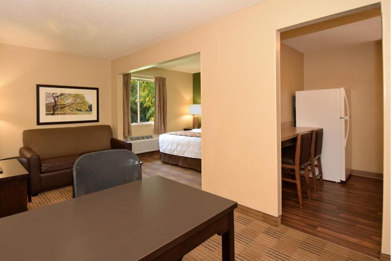 Deluxe Studio with 1 Queen Bed - Non-Smoking image 4