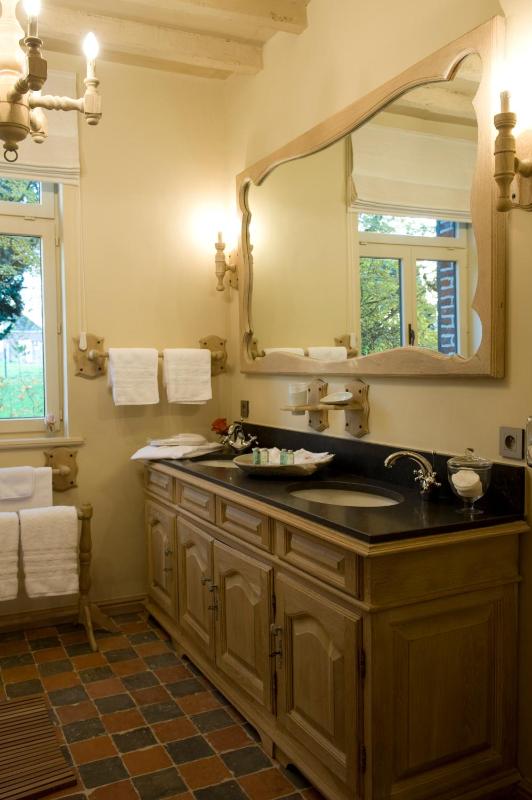 Standard Double Room image 4