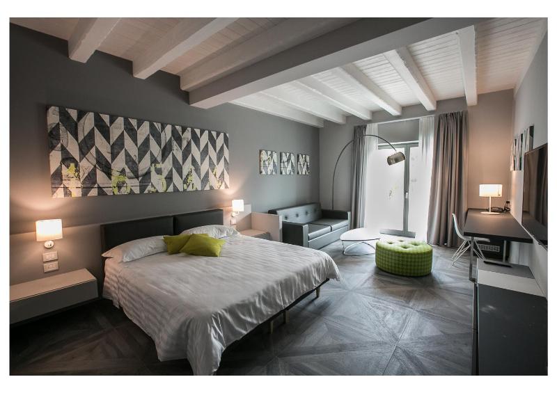Junior Suite with Balcony and Garden View image 4