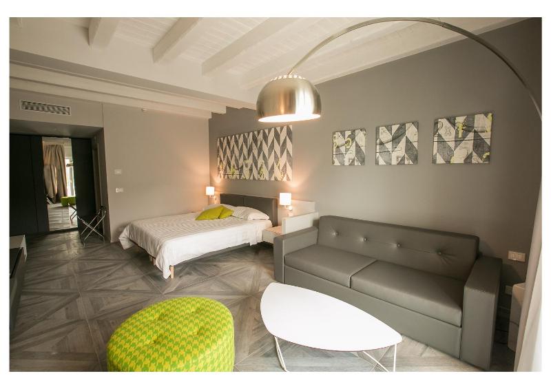 Junior Suite with Balcony and Garden View image 3