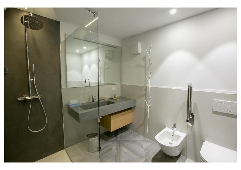 Junior Suite with Balcony and Garden View image 2