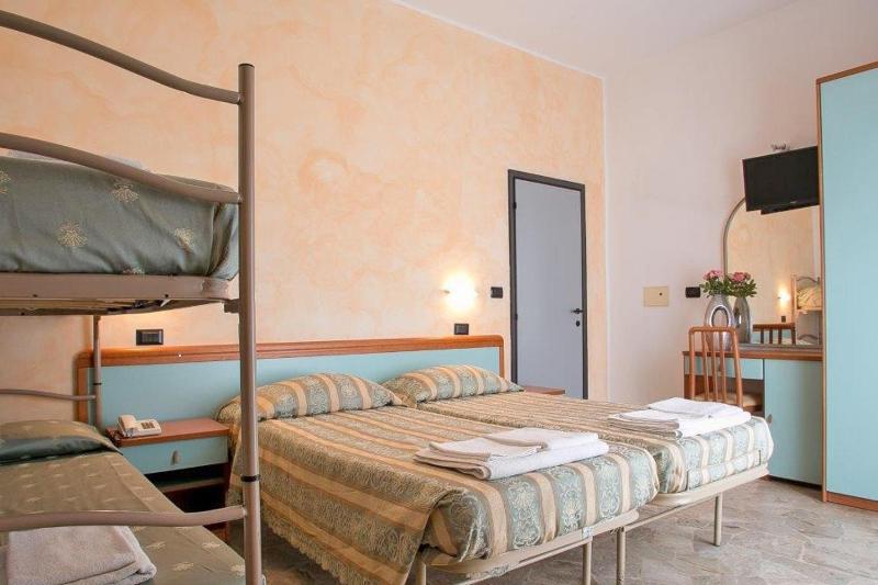 Quadruple Room with Balcony image 3