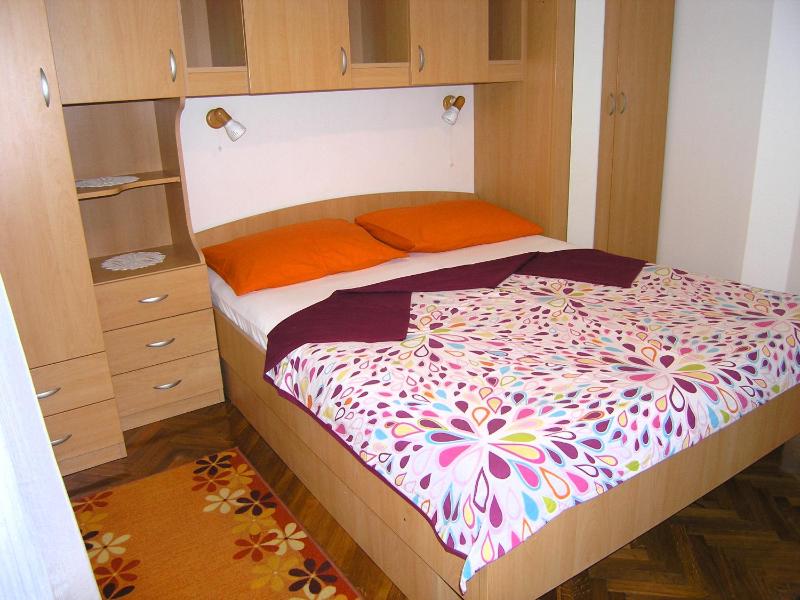 One-Bedroom Apartment image 4