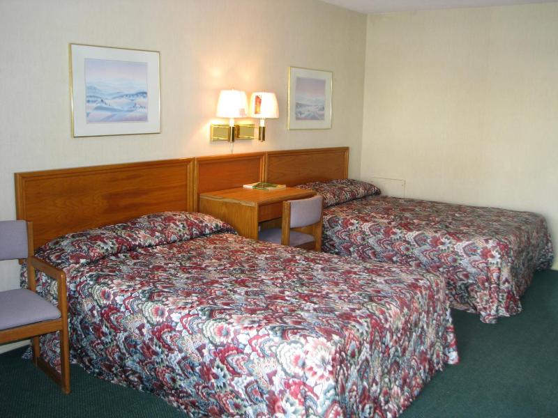 Double Room with Two Double Beds - Smoking image 2