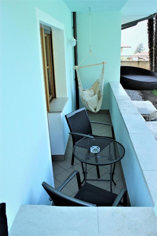 Double Room with Pool View image 2