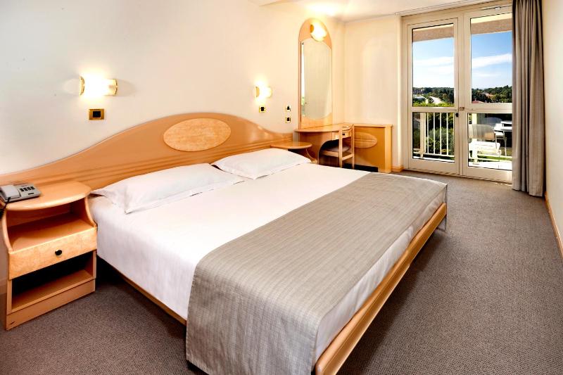 Classic Room with Balcony - Sea Side image 2