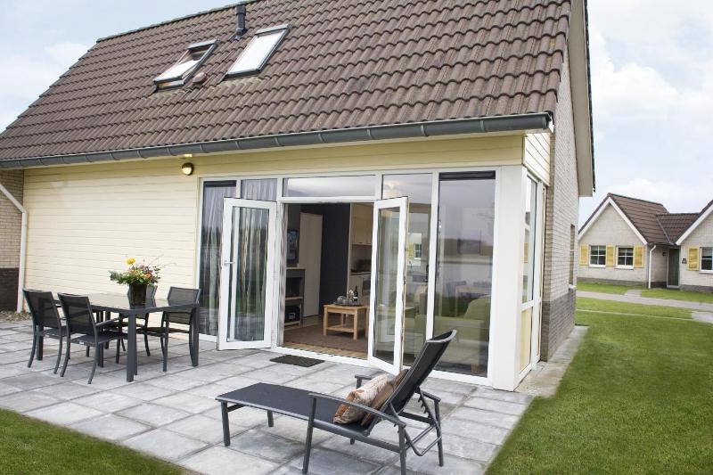 Deluxe Bungalow image 2