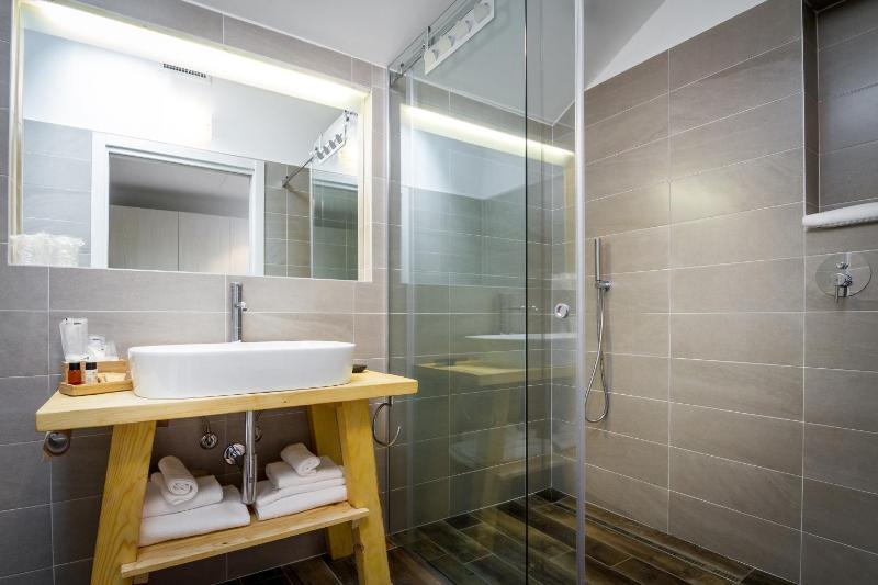Junior Suite with Lake View image 4