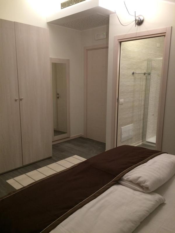 Large Double or Twin Room image 3