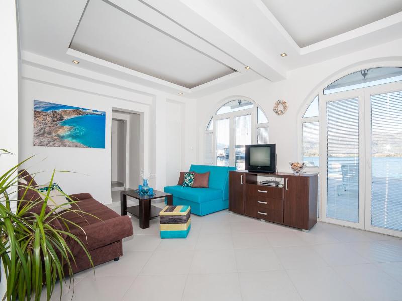 Comfort One-Bedroom Apartment with Sea View  image 3