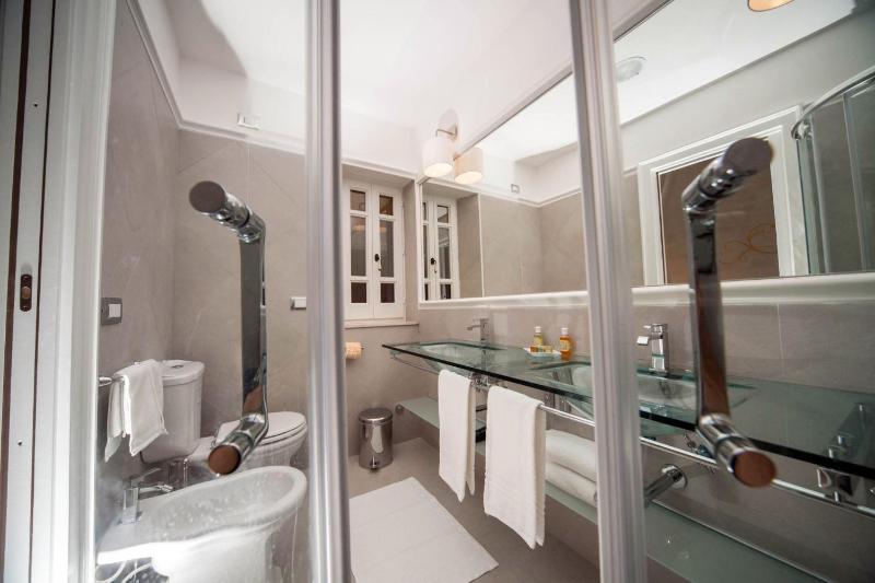 Deluxe Double Room image 3