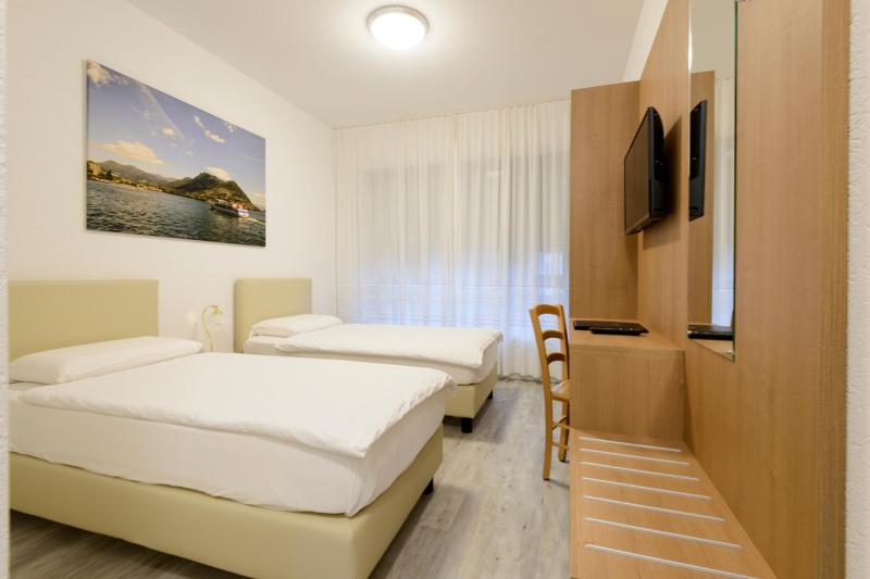 Twin Room image 3