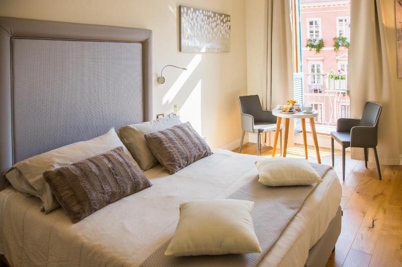 Deluxe Double or Twin Room with City View image 1