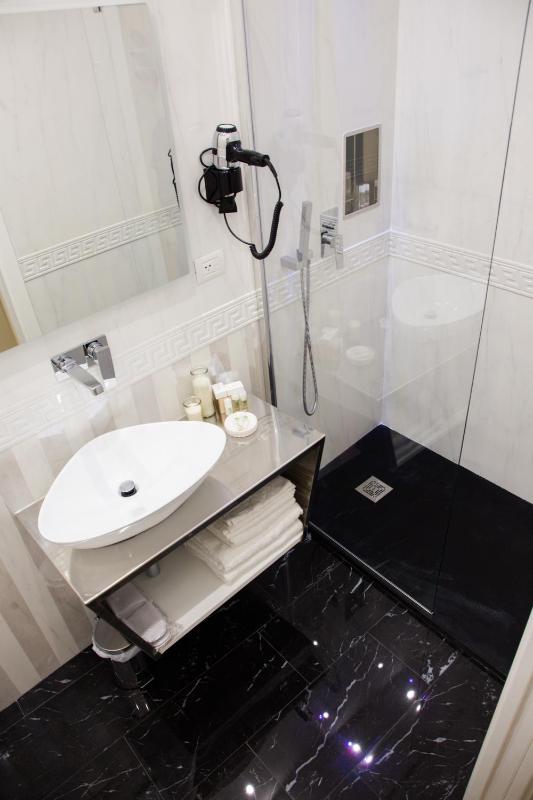 Deluxe Double or Twin Room with City View image 4