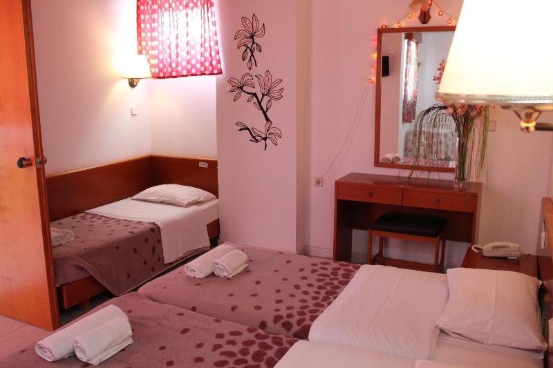 Studio with Garden View (3 Adults) image 4