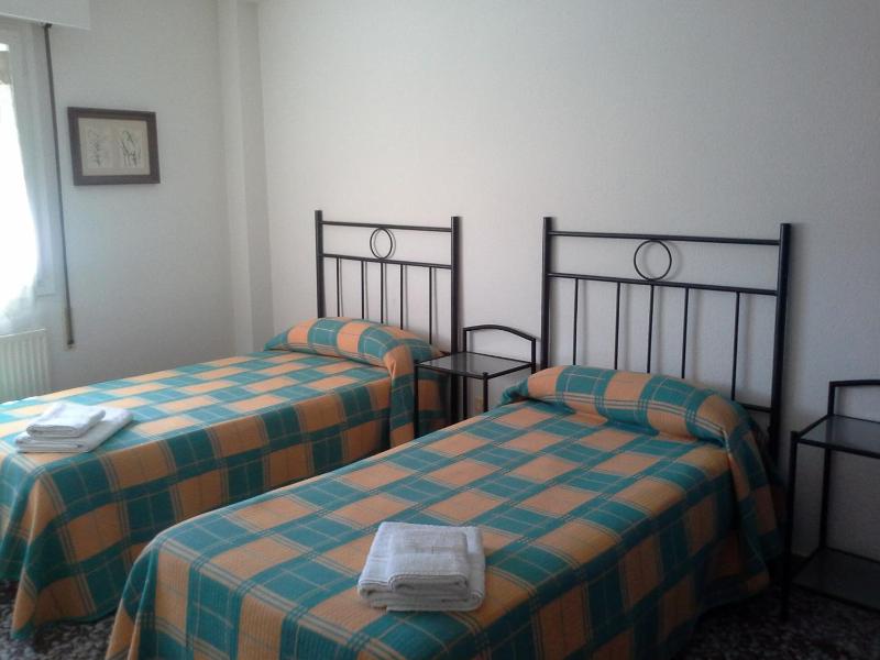 Twin Room with Shared Bathroom image 2