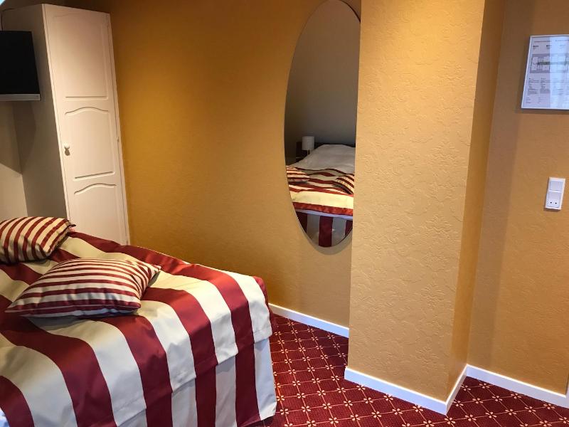 Double or Twin Room image 4