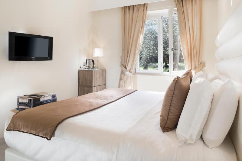 Double Room image 3