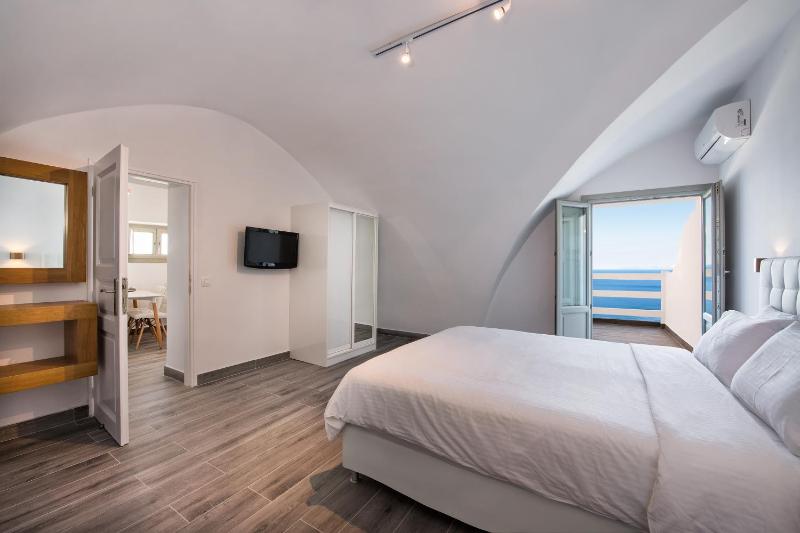 Honeymoon Suite with Outdoor Heated Tub and Volcano View image 4