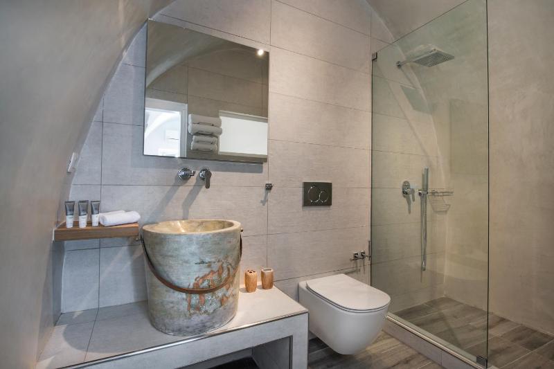 Honeymoon Suite image 4