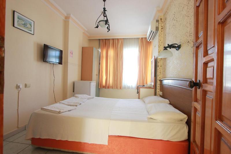 Double Room with Balcony image 2