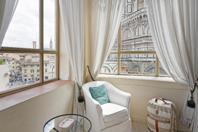 Deluxe Suite with Spa Bath image 2