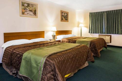 Standard Queen Room with Two Queen Beds - Non Smoking  image 1