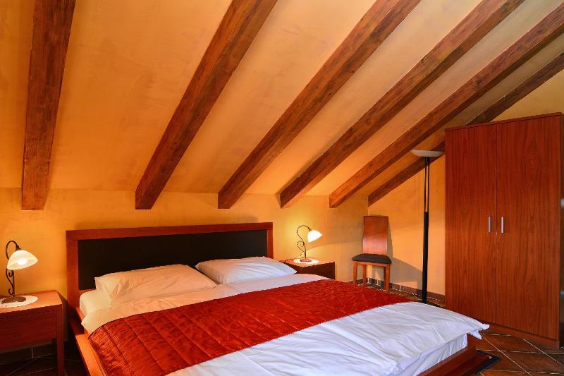 Deluxe Family Room image 2