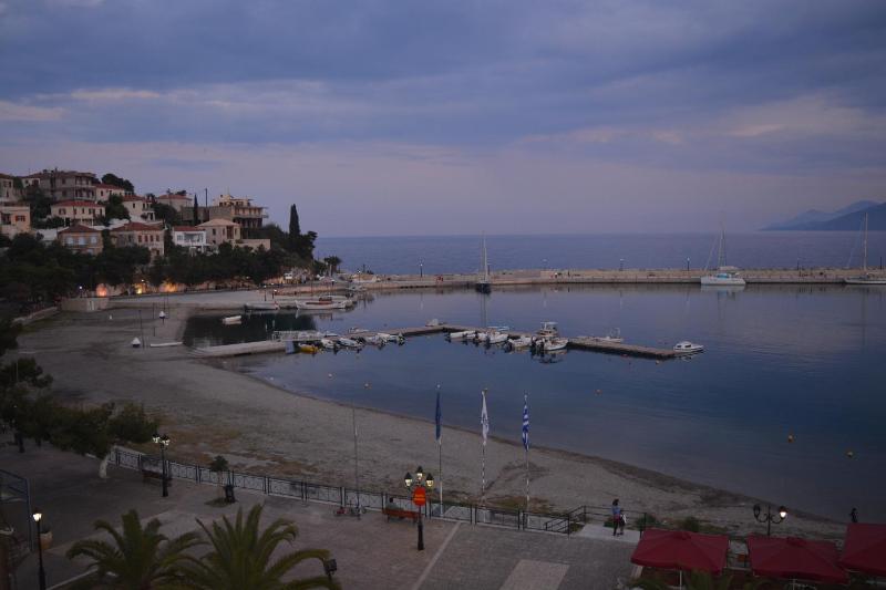 Deluxe Double Room with Sea View image 3
