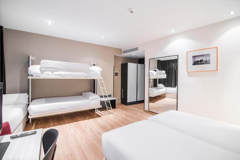 Quintuple Room (5 Adults) image 1