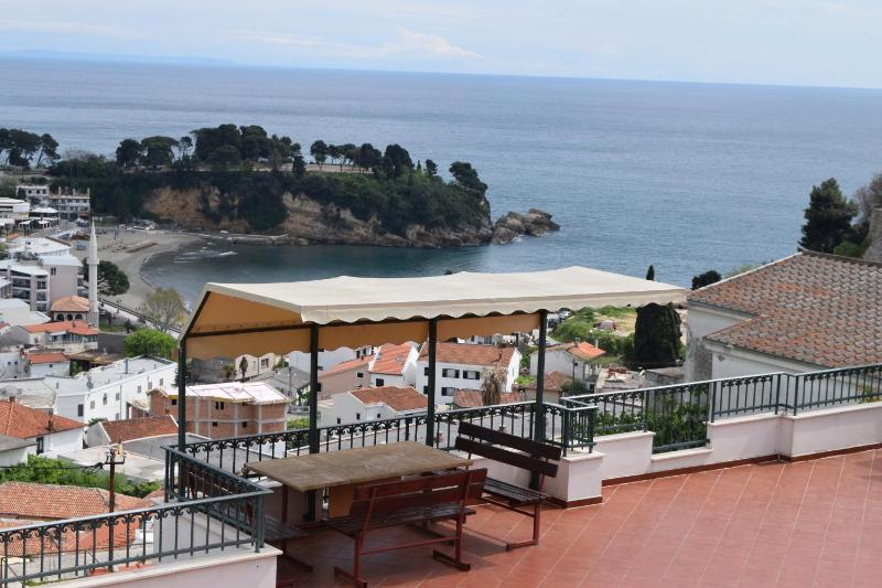 One-Bedroom Apartment with Balcony and Sea View image 4
