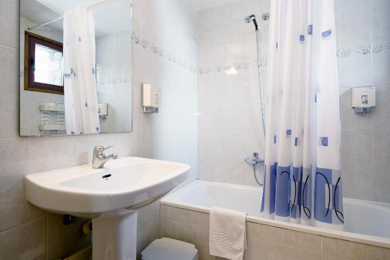 Quadruple Room image 4