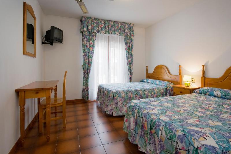 Twin Room image 4