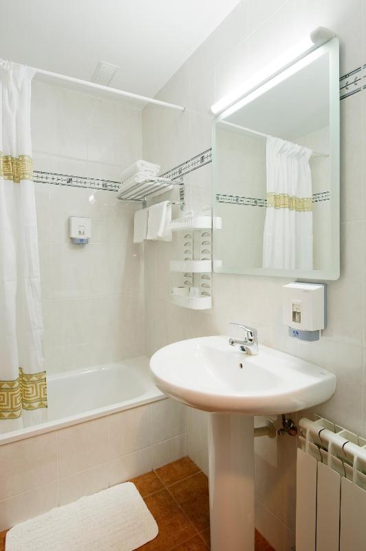 Twin Room image 3