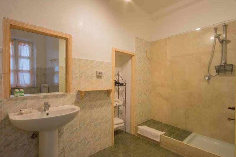 Quintuple Room image 3