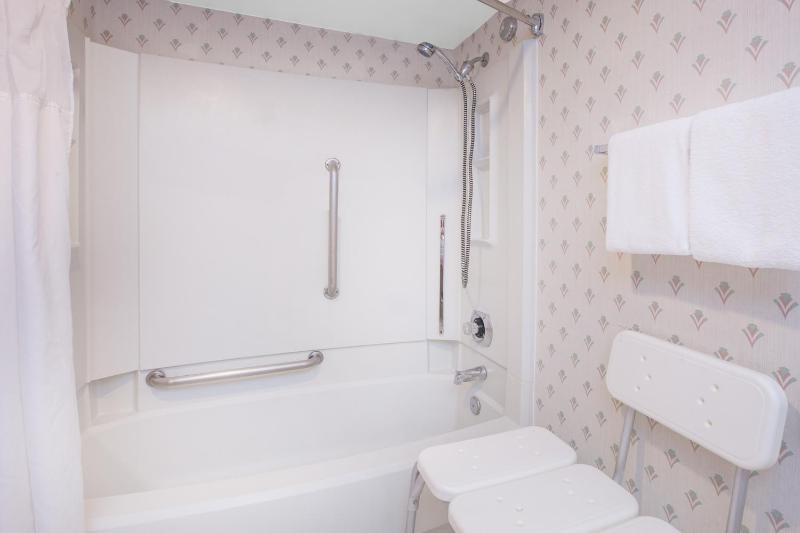 Double Room with Two Double Beds - Mobility Access/Non-Smoking image 2
