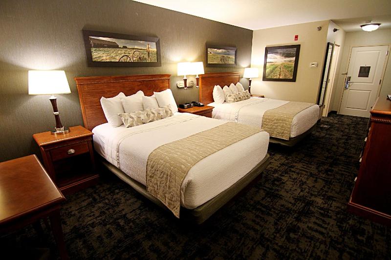 Queen Room with Two Queen Beds image 2