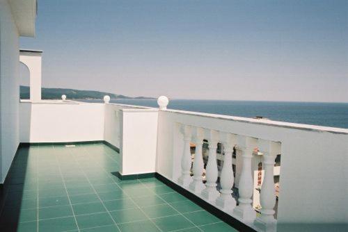 One-Bedroom Suite with Balcony image 2