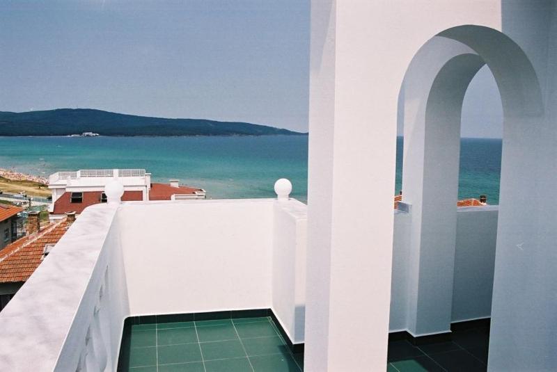 One-Bedroom Suite with Balcony image 1