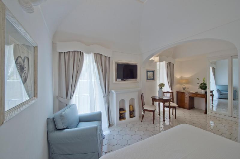 Standard Double Room image 3