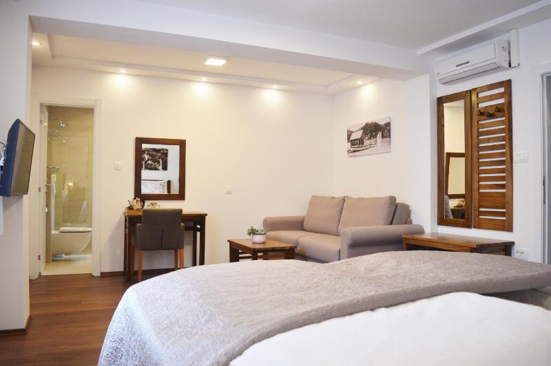Superior King Room image 4